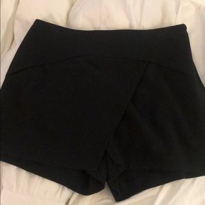 Black BCBG skort